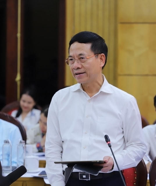Bộ trưởng Bộ TTTT Nguyễn Mạnh Hùng đề nghị Thanh Hóa đẩy mạnh chuyển đổi số, công nghệ số trên các lĩnh vực.