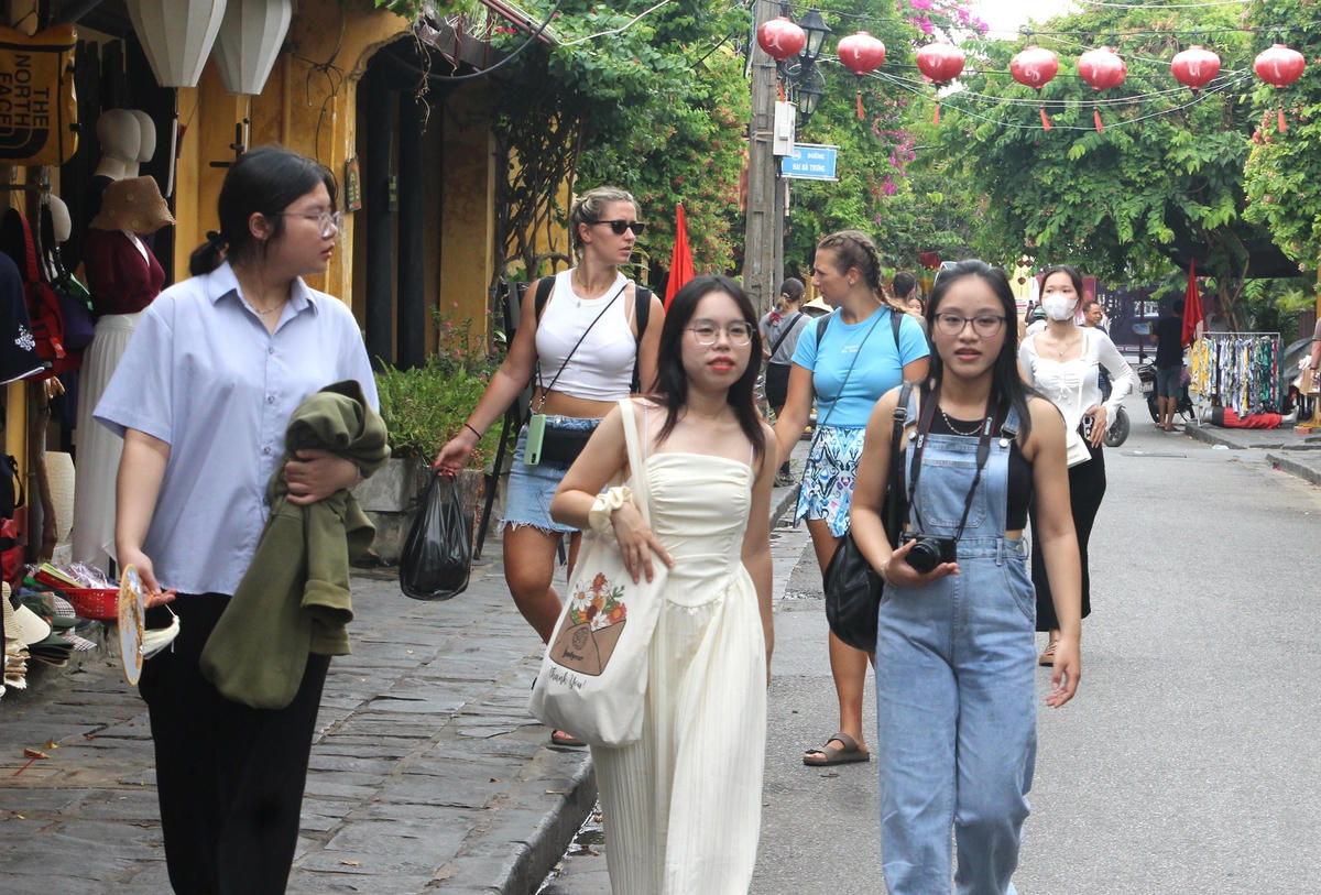 Du khách tham quan phố cổ Hội An.