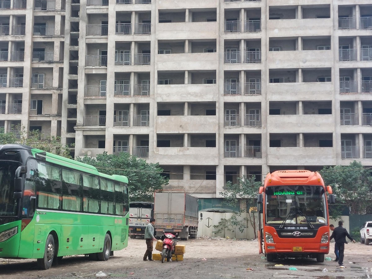 Một số người dân tận dụng nơi này làm bãi trông xe, tập kết hàng hóa,…