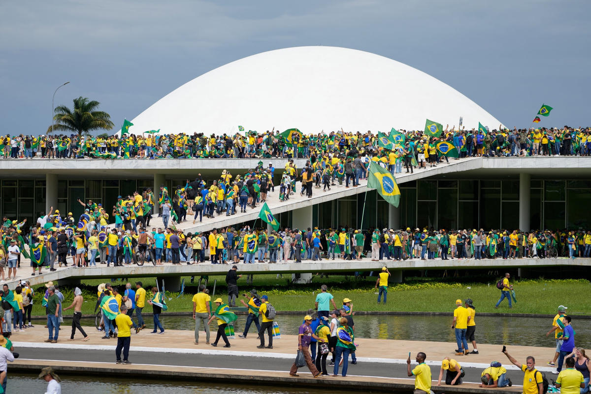 Người biểu tình tràn vào Tòa nhà Quốc hội Brazil ngày 8/1. Ảnh: Reuters.