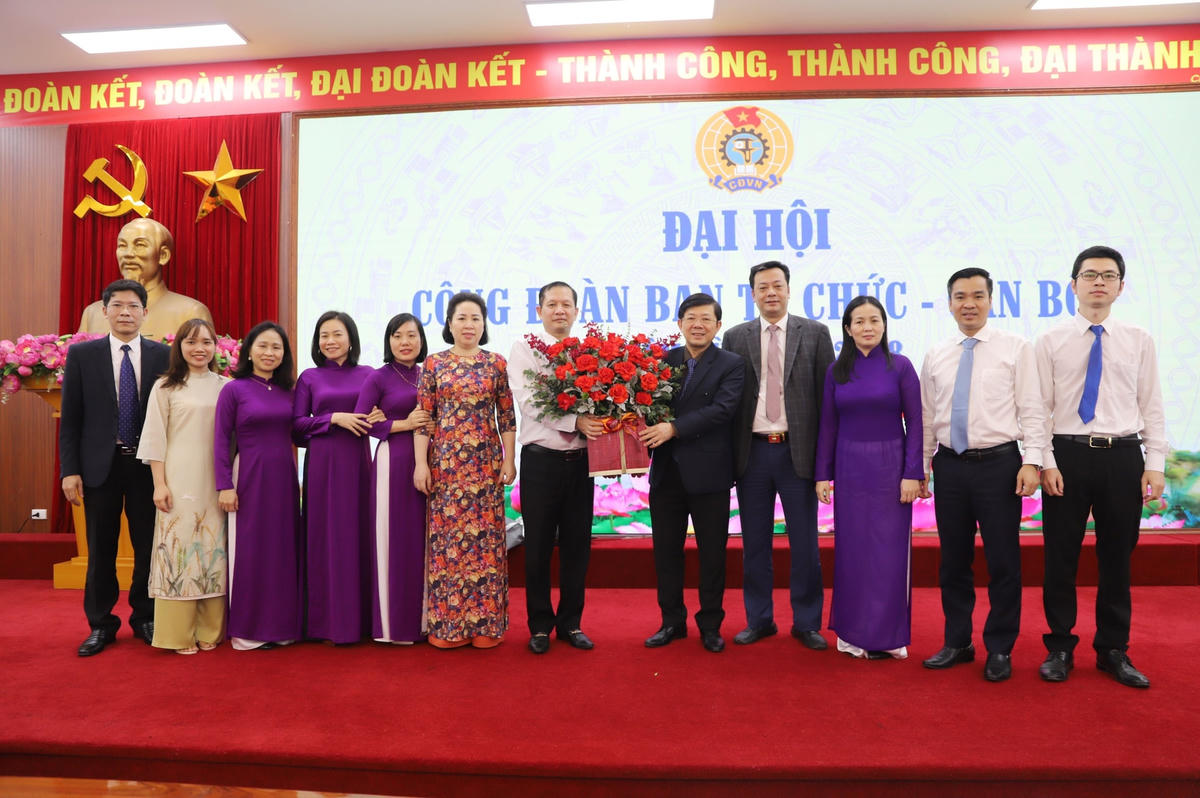 Phó Chủ tịch Nguyễn Hữu Dũng tặng hoa chúc mừng thành công Đại hội.