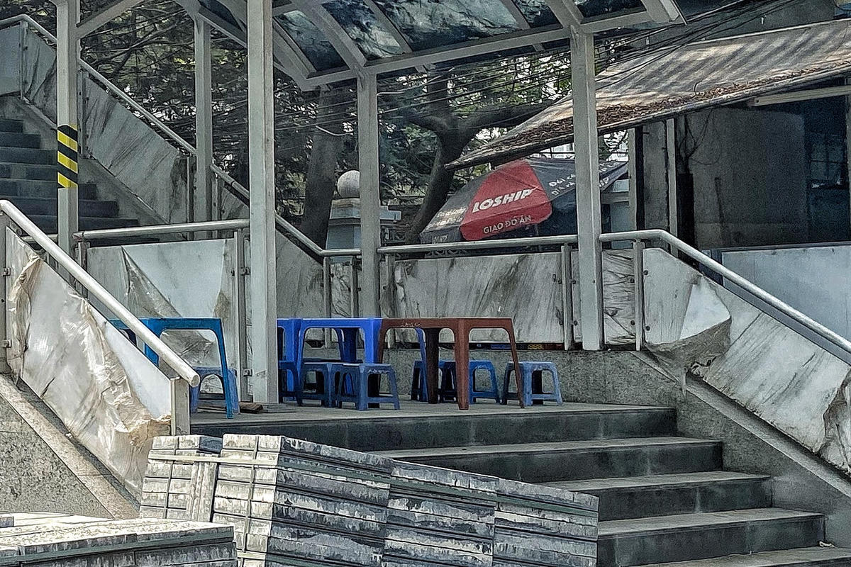 Những bộ bàn ghế này chiếm trọn lối lên nhà ga Cầu Giấy.