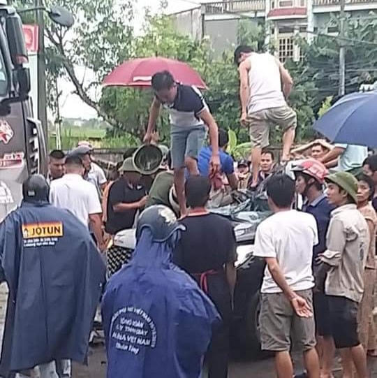 Người dân đập vỡ kính, cạy cửa xe để cứu 3 người trong xe con.