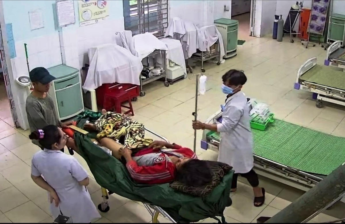 Bệnh nhân N. được bác sĩ điều trị. Ảnh: CTV.