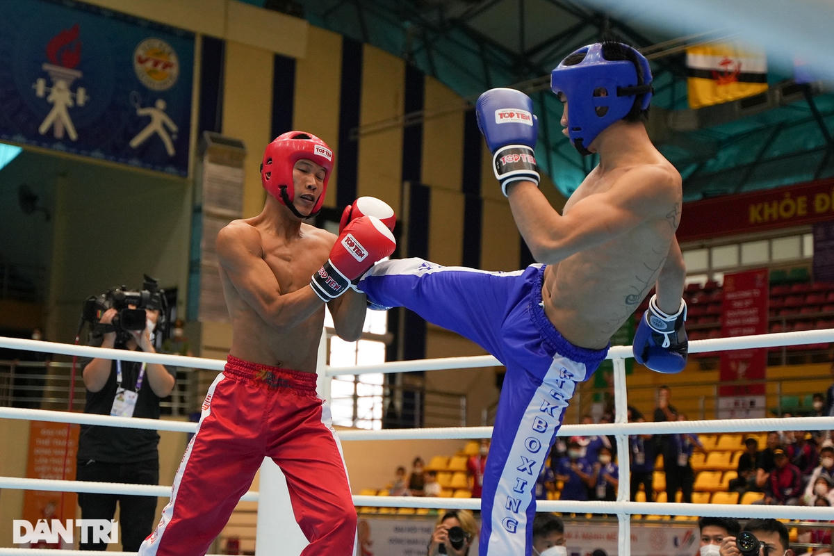 Kịch tính võ sĩ kickboxing Việt Nam đấm bay mũ đối thủ tại SEA Games 31