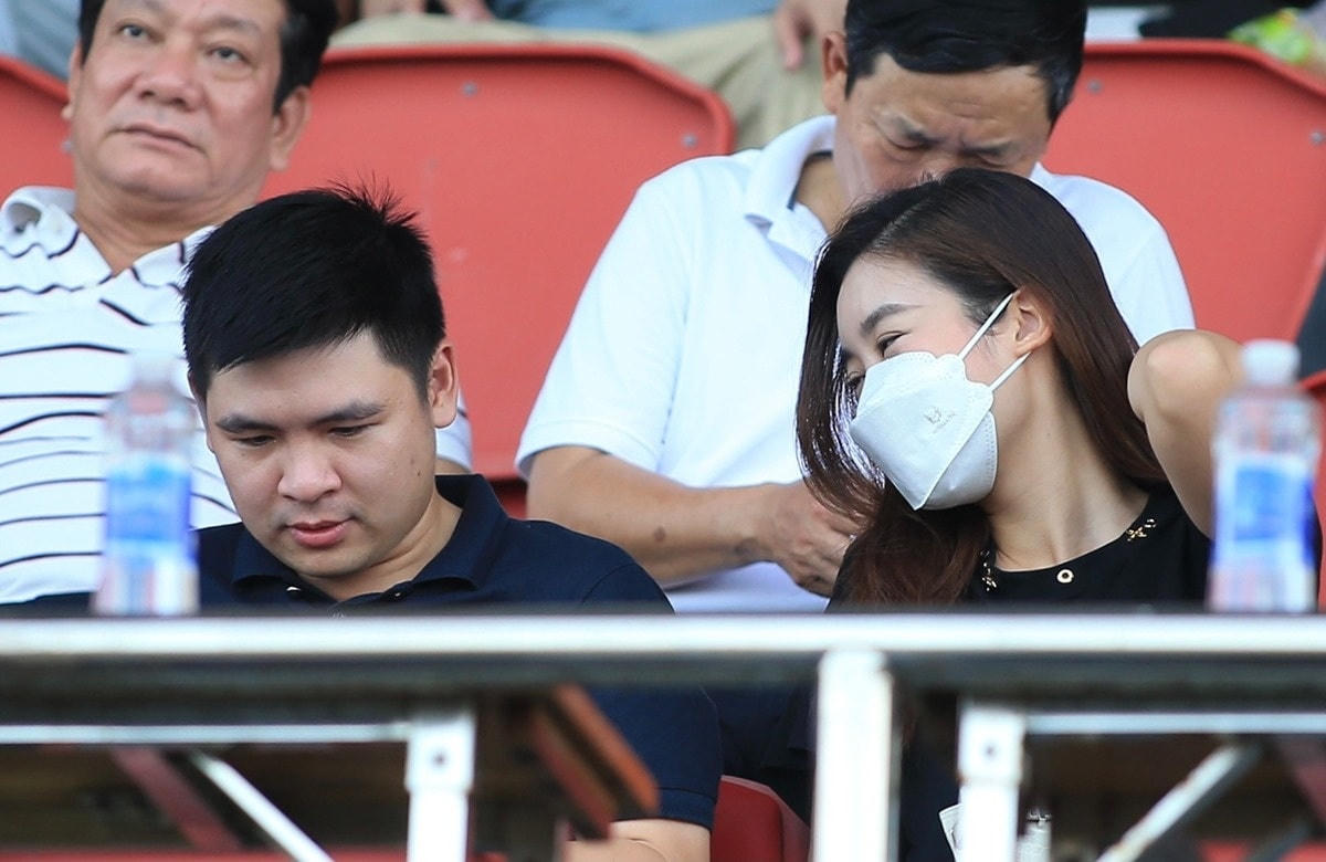 Hoa hậu Đỗ Mỹ Linh và bạn trai Đỗ Vinh Quang đi xem bóng tại Đà Nẵng.