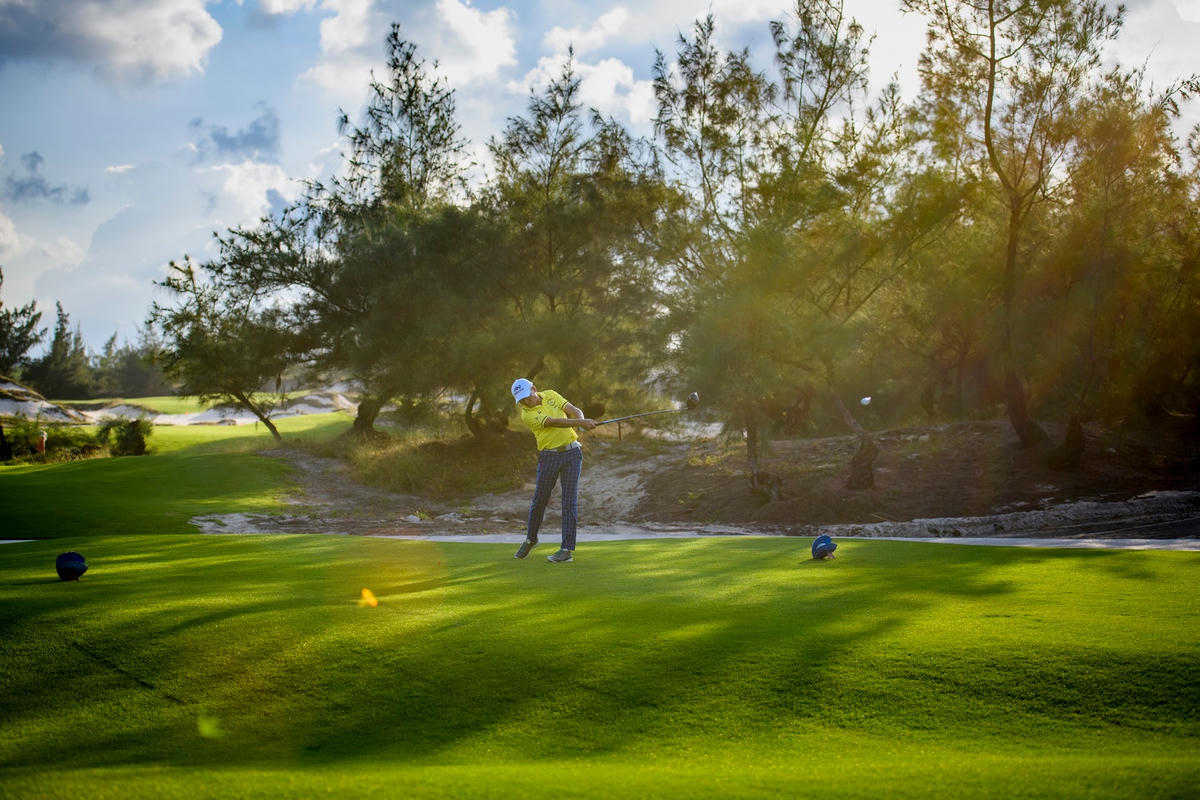 Sân golf FLC Golf Links Quang Binh với địa hình tự nhiên thách thức golfer mọi trình độ.