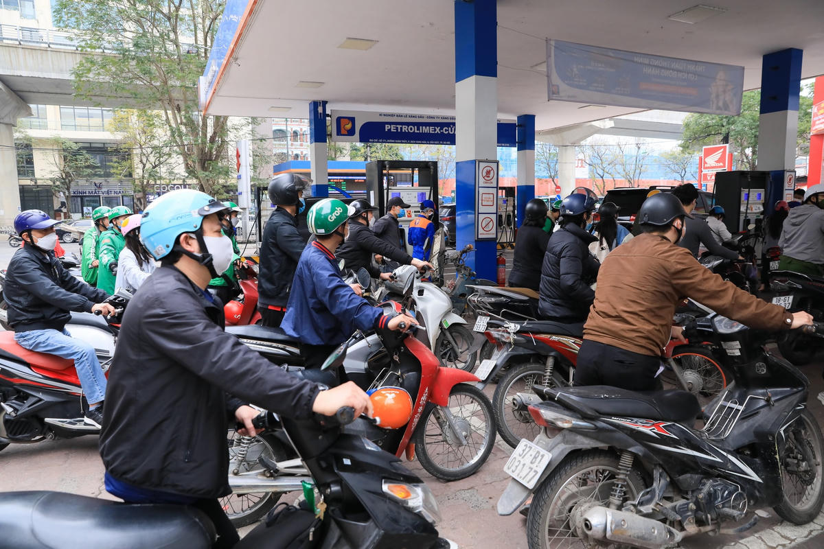 Mỗi khi có thông tin xăng sắp tăng giá, người dân lại chen chúc đi mua. Ảnh: Mỹ Hà.