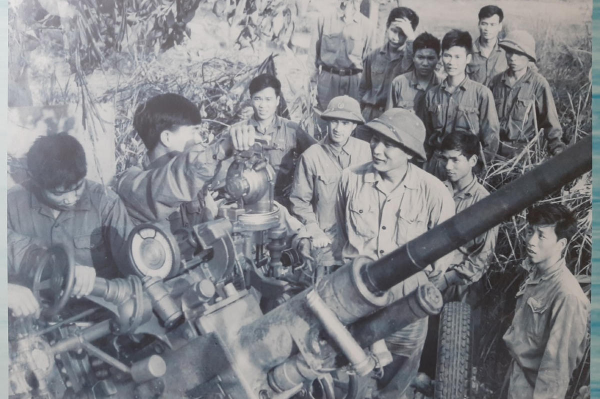 Tư lệnh Đồng Sỹ Nguyên thăm cán bộ, chiến sĩ pháo cao xạ trên đường Trường Sơn. Ảnh: Tư liệu.