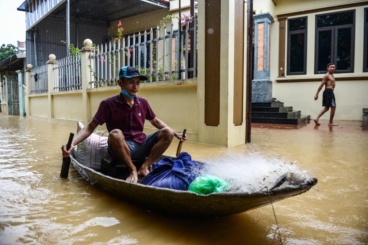 Nhiều điểm trong thôn Bùi Xá do ngập quá sâu, nên những chiếc thuyền đã trở thành phương tiện đi lại chính của người dân.