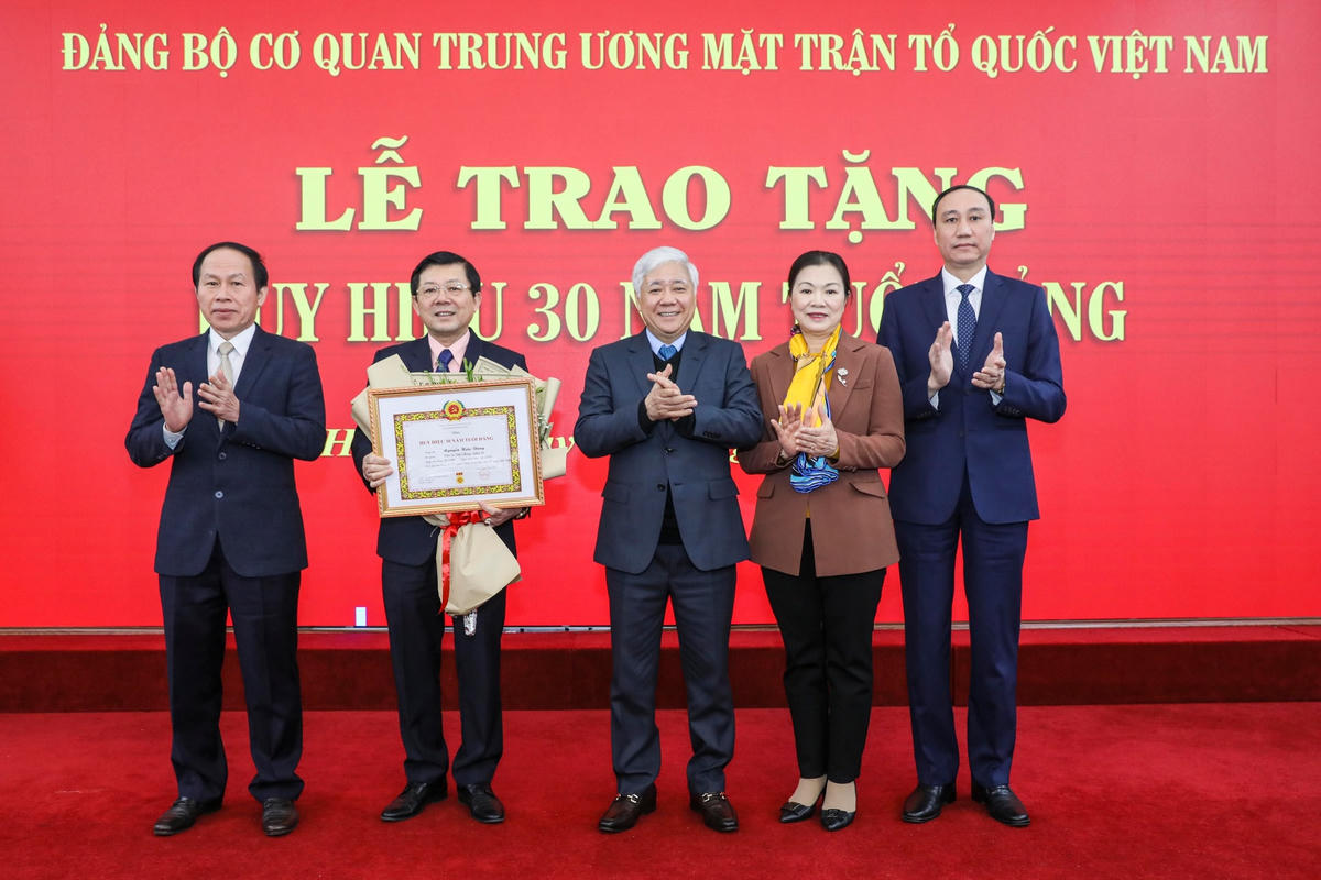Ông Đỗ Văn Chiến, Chủ tịch UBTƯ MTTQ Việt Nam cùng các vị trong Ban Thường trực tặng hoa chúc mừng Phó Chủ tịch Nguyễn Hữu Dũng