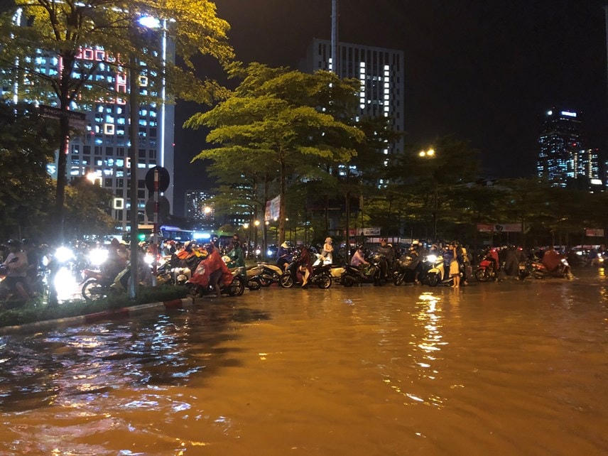 Mưa dông gây ngập tại Hà Nội.