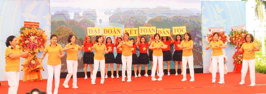 Tiết mục văn nghệ chào mừng Ngày hội Đại đoàn kết toàn dân tộc tại Khu dân cư số 24. Ảnh: T.Tùng.