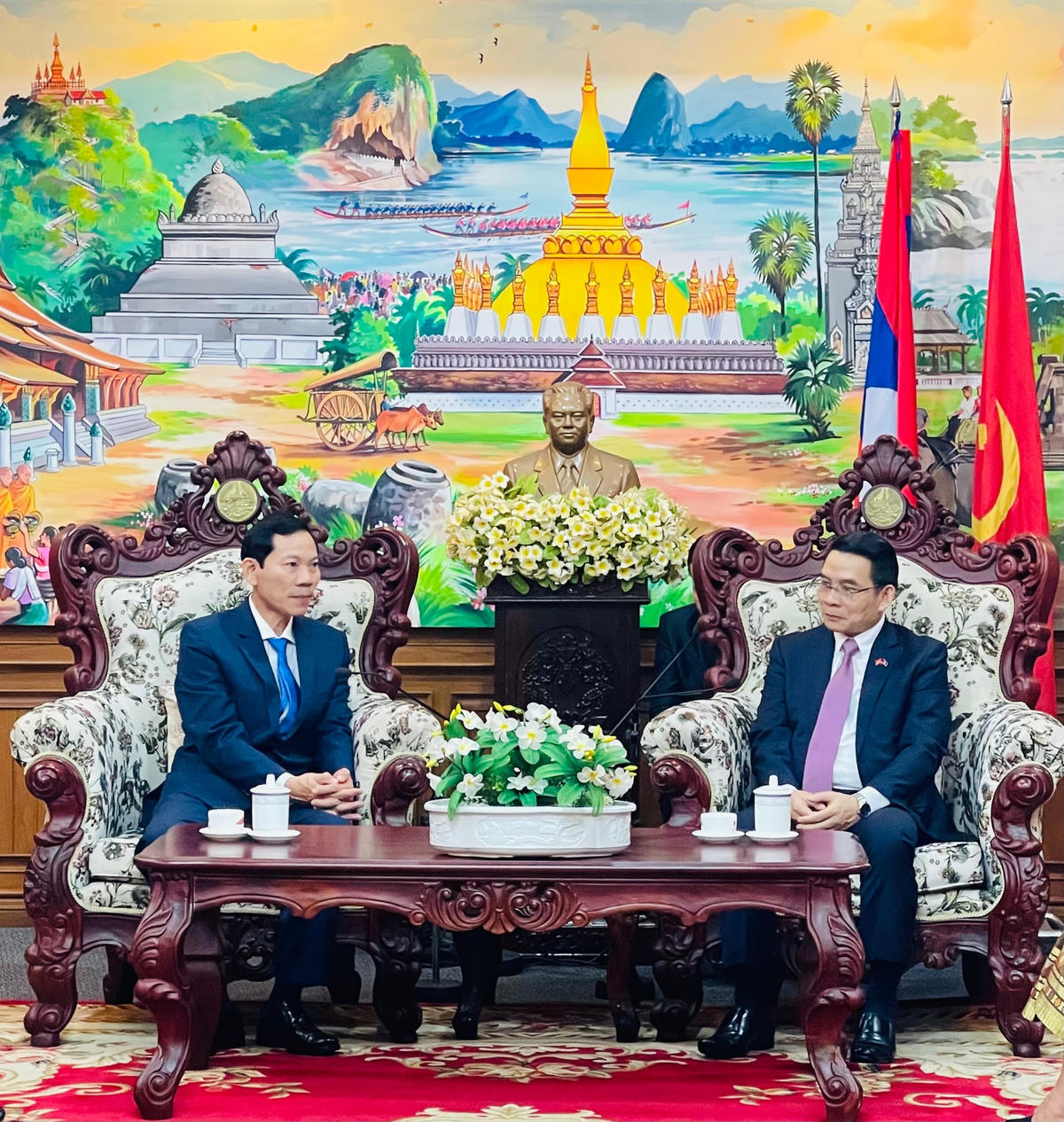 Ông Võ Thanh An, Chủ tịch Ủy ban MTTQ Việt Nam tỉnh Quảng Ngãi và ông Bouddakham - Bí thư, Tỉnh trưởng tỉnh Champasak trao đổi cùng nhau.