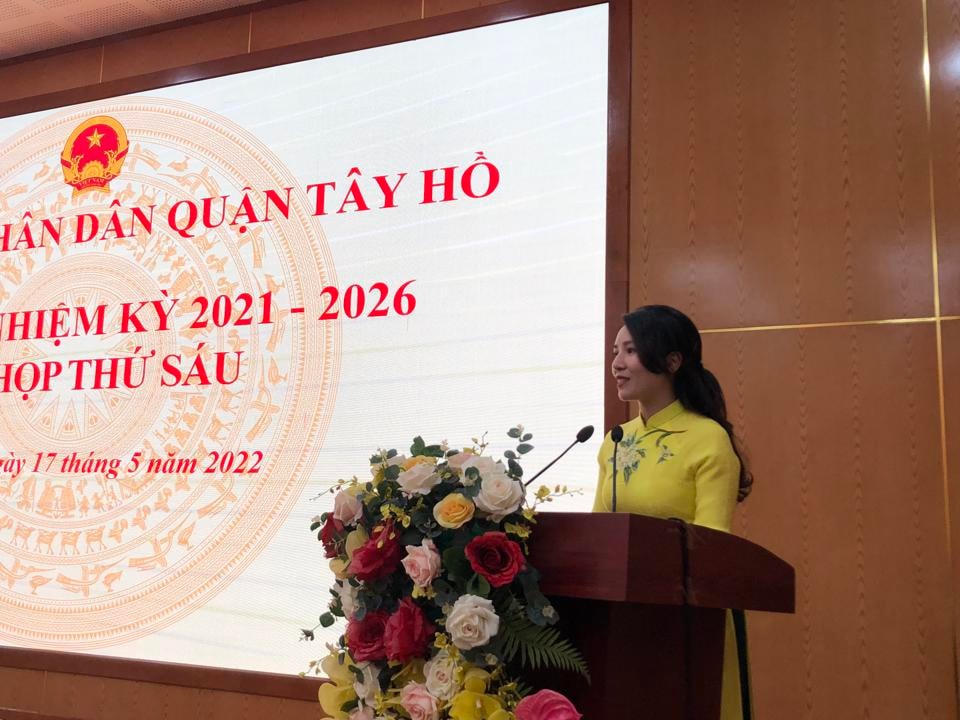Bà Bùi Thị Lan Phương phát biểu tại kỳ họp.
