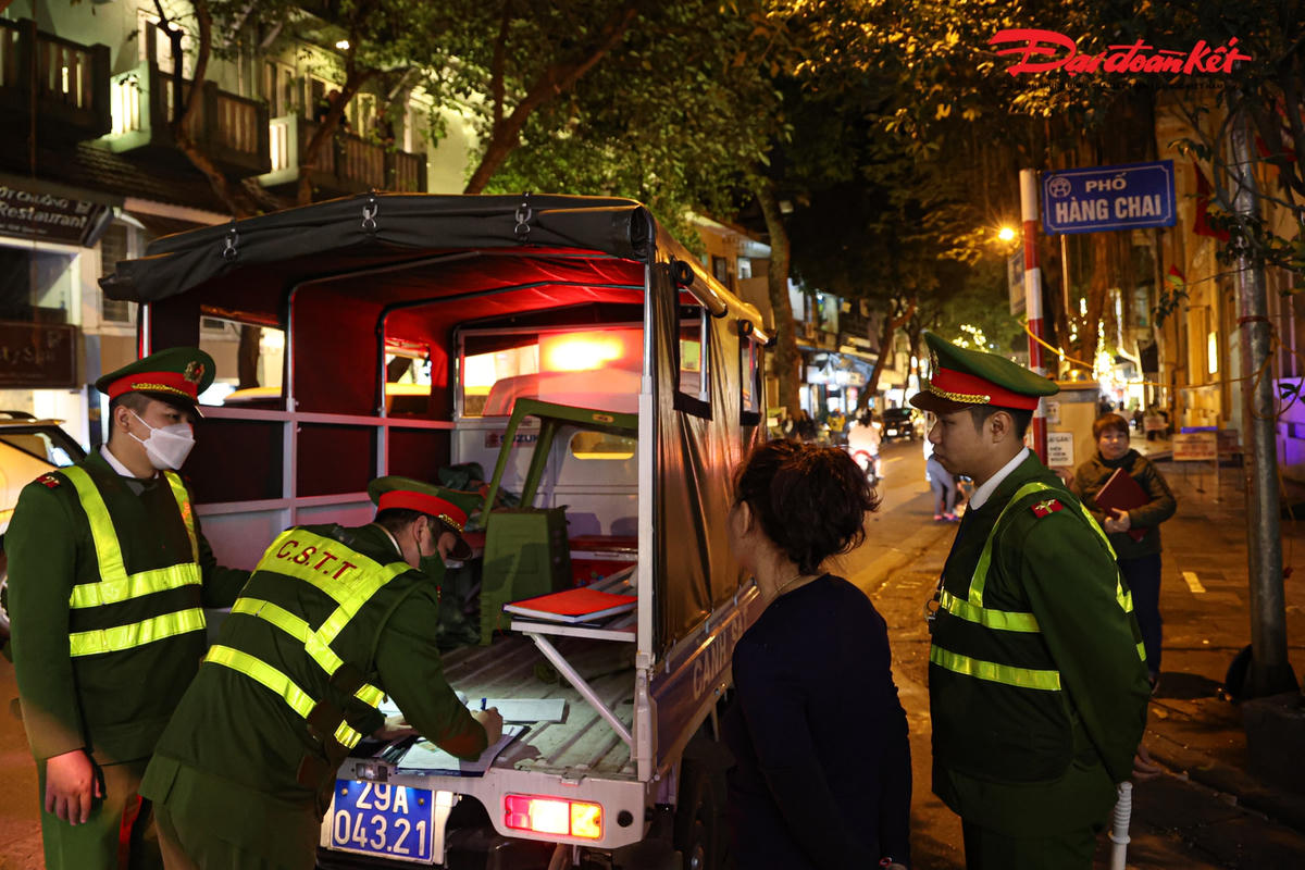 Ông Đào Quang Năm, Phó Chủ tịch UBND phường Hàng Mã cho hay, phường Hàng Mã thuộc 10 phường của khu phố cổ Hà Nội. Địa bàn phường giáp ranh với các trung tâm văn hóa, thương mại lớn (Chợ Đồng Xuân, Chợ Long Biên, tuyến phố đi bộ Hàng Đào - Đồng Xuân) nên lượng người lưu thông qua lại thường xuyên đông.