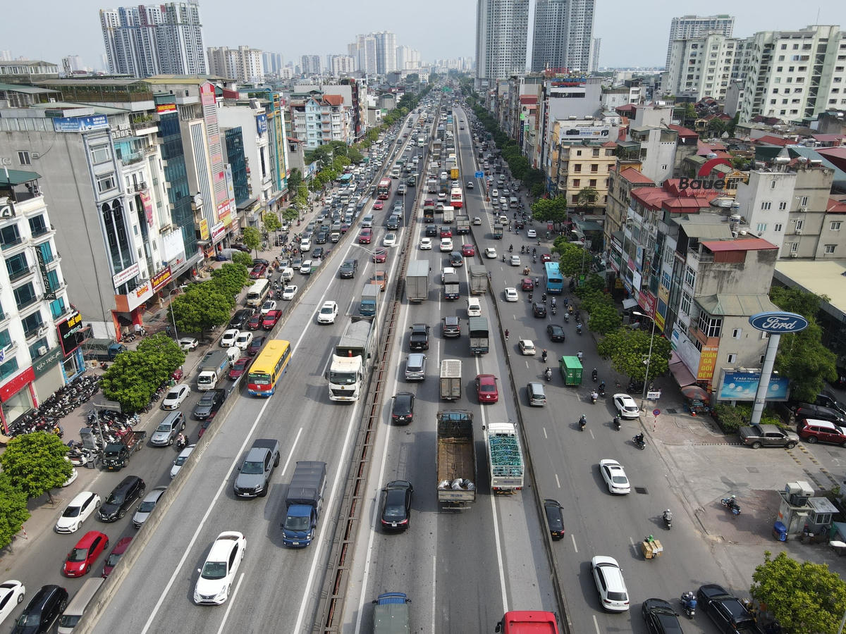 Theo anh N.V. D, vào giờ cao điểm có rất nhiều xe di chuyển vào làn dừng khẩn cấp trên tuyến đường vành đai 3 trên cao. Nhiều khi xe này nối đuôi xe kia để đi vào vì làn đường quá nhỏ.