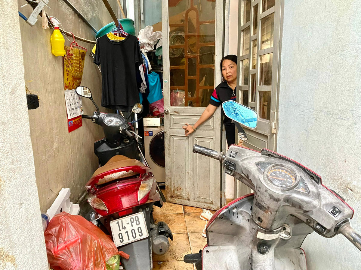 Gia đình 6 người nhà bà Phạm Thủy N. (người dân sống tại tầng 1 Lô 8 của khu chung cư cũ) phải thuê căn trọ với giá “người quen” bằng với mức hỗ trợ 2 triệu đồng/tháng.