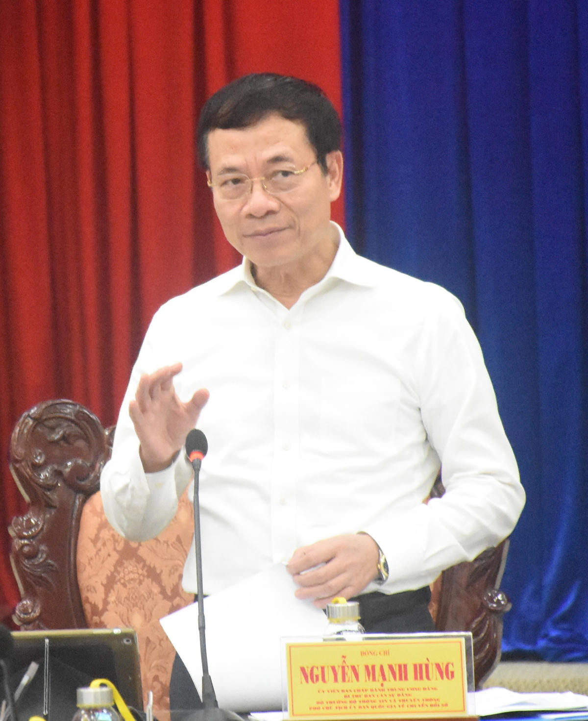 Bộ trưởng Nguyễn Mạnh Hùng phát biểu tại buổi làm việc với lãnh đạo Tỉnh ủy, UBND tỉnh Bạc Liêu về chuyển đổi số. 