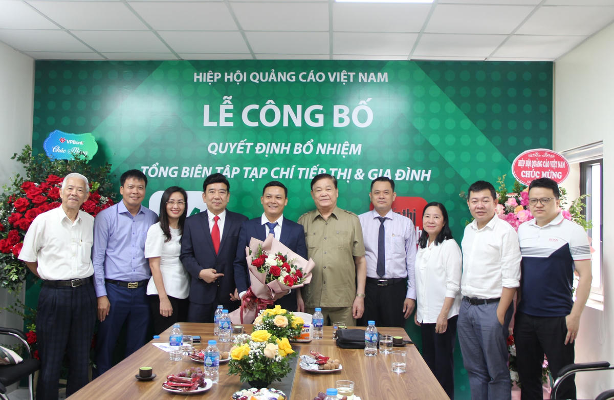 Lãnh đạo Hiệp hội Quảng cáo Việt Nam chúc mừng Tổng Biên tập Tạp chí Tiếp thị và Gia đình.