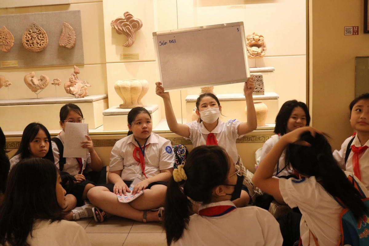 Học sinh Trường THCS Trưng Vương học tại Bảo tàng Lịch sử quốc gia vào cuối tháng 10/2022..