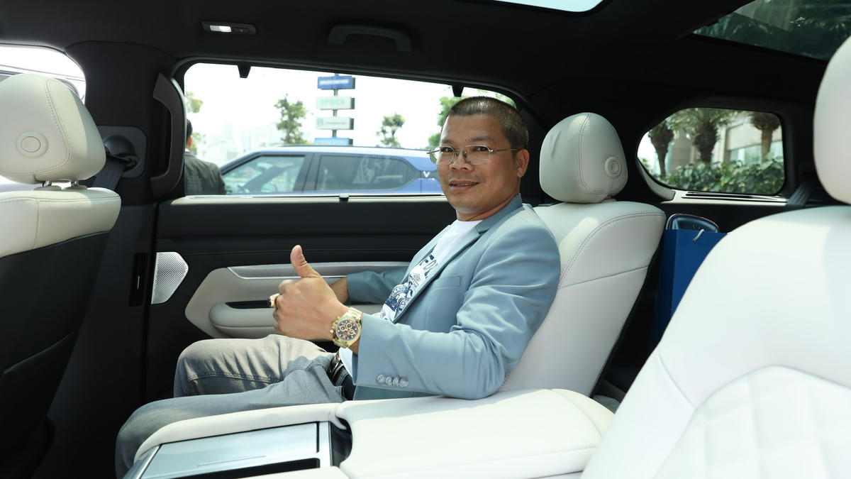 Vinfast chính thức bàn giao xe VF9 cho khách hàng