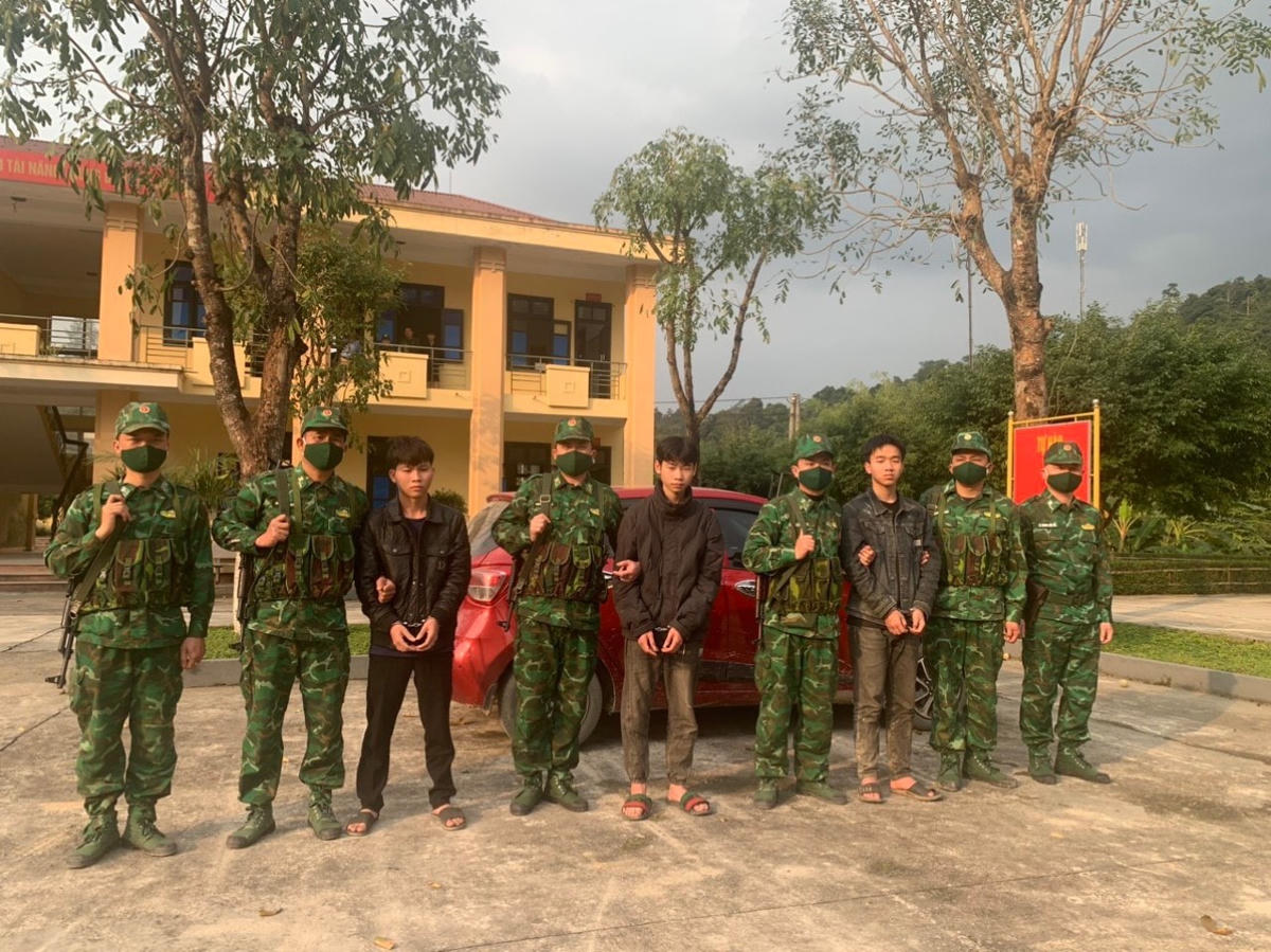 Các đối tượng (áo đen) bị lực lượng chức năng bắt giữ.