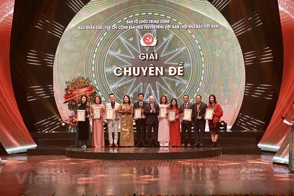 Ban tổ chức trao 8 giải Chuyên đề gồm: Giải tác phẩm xuất sắc về tổ chức thực hiện Nghị quyết Đại hội Đảng; Giải tác phẩm xuất sắc về đổi mới, nâng cao chất lượng công tác giáo dục chính trị, tư tưởng; Giải tác phẩm xuất sắc về đổi mới phương thức lãnh đạo, cầm quyền của Đảng; Giải tác phẩm xuất sắc phát triển lý luận về xây dựng Đảng; Giải tác phẩm xuất sắc về bảo vệ nền tảng tư tưởng của Đảng; Giải tác phẩm xuất sắc về đấu tranh chống “diễn biến hòa bình”; Giải tác phẩm xuất sắc về phát hiện tấm gương tiêu biểu trong học tập và làm theo tư tưởng, đạo đức, phong cách Hồ Chí Minh; Giải tác phẩm xuất sắc của tác giả là người Việt Nam ở nước ngoài. Ảnh: Vietnam+.