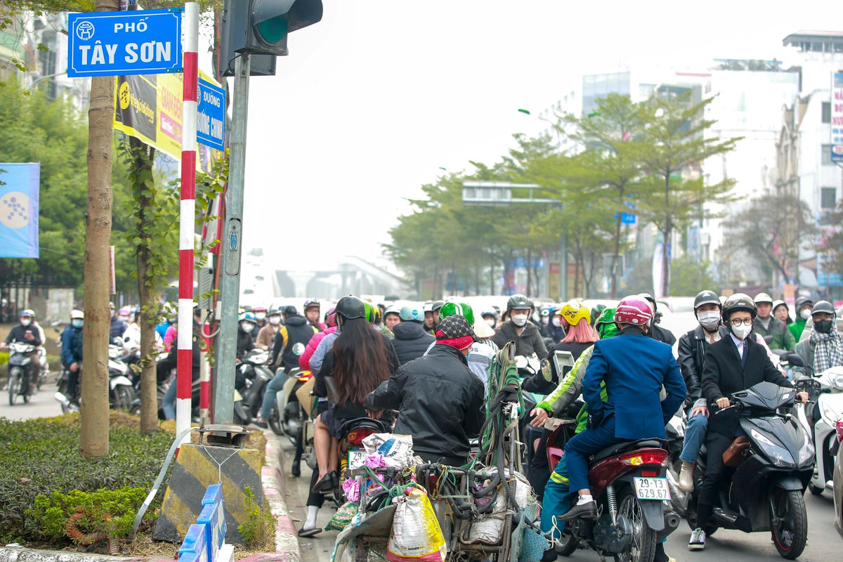 Khung cảnh hỗn loạn khi hàng loạt xe đi ngược chiều.