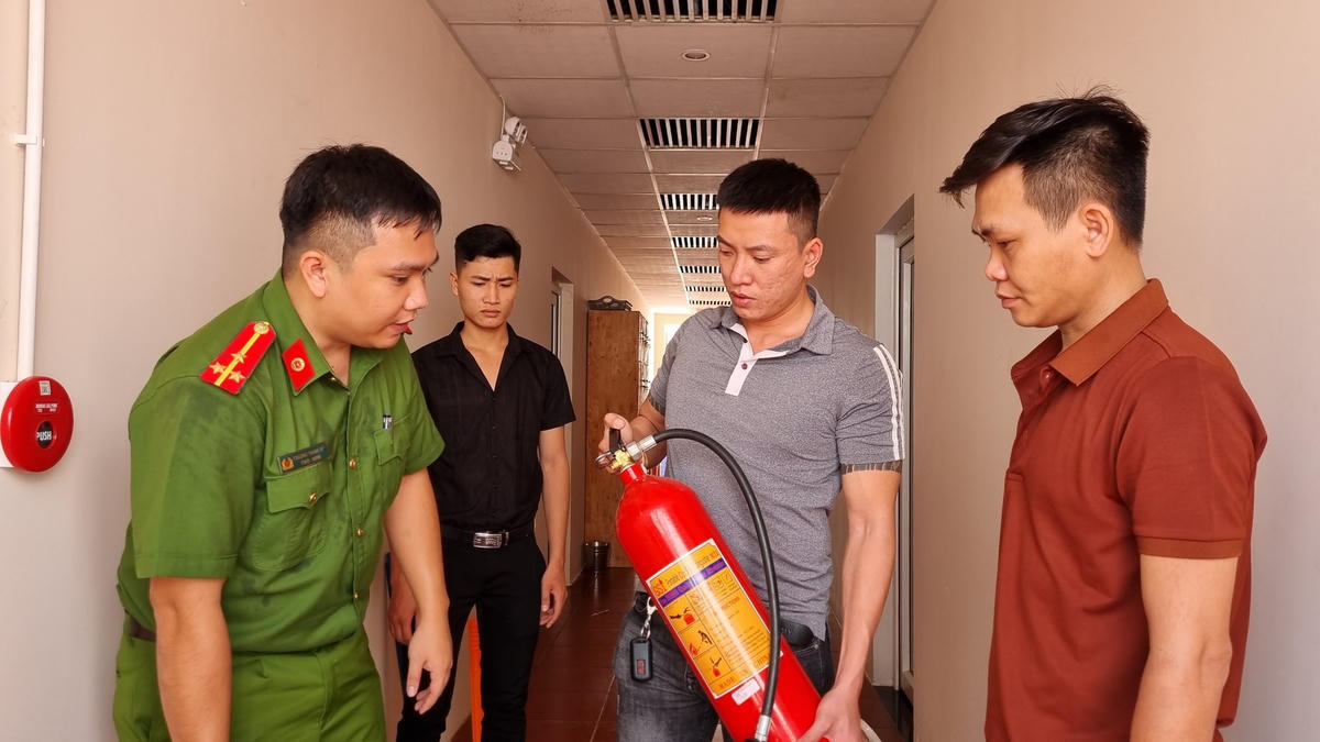 Lực lượng chức năng hướng dẫn sử dụng bình cứu hỏa mini tại cơ sở kinh doanh karaoke.