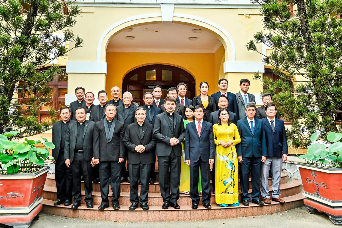 Lãnh đạo tỉnh Bình Thuận chụp ảnh lưu niệm cùng đoàn.