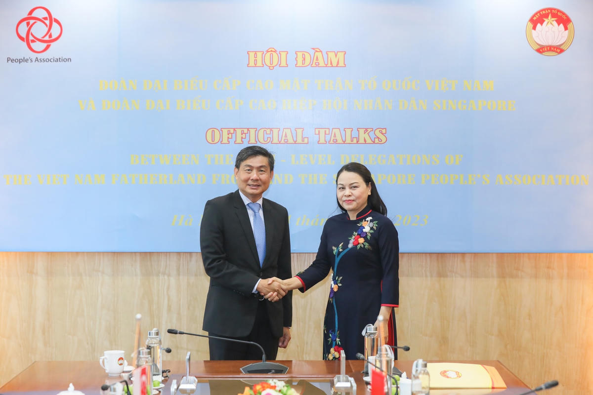 Phó Chủ tịch - Tổng Thư ký Nguyễn Thị Thu Hà và ông Jimmy Toh Yong Leng, Giám đốc điều hành Hiệp hội Nhân dân Singapore. Ảnh: Quang Vinh.