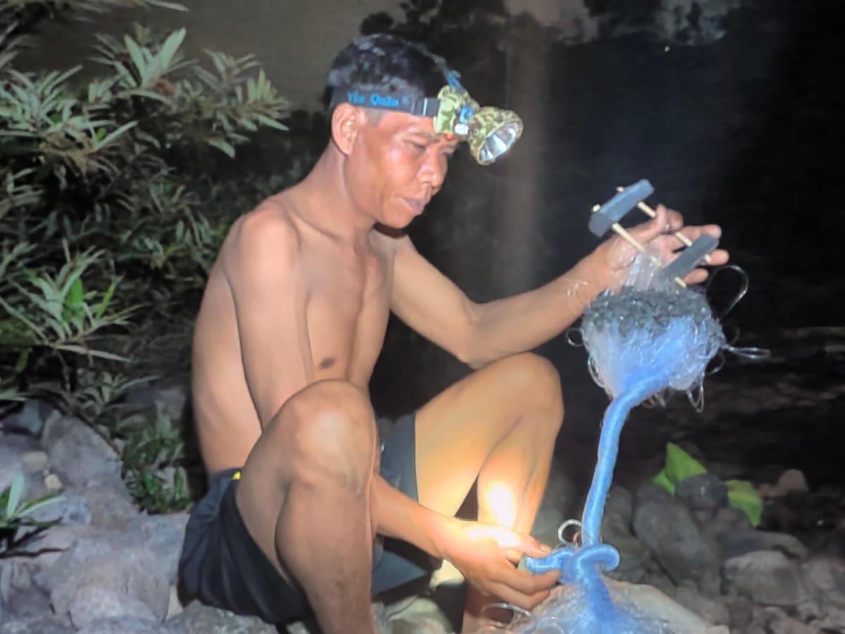 Họ dùng lưới, đinh ba… để bắt cá mát.