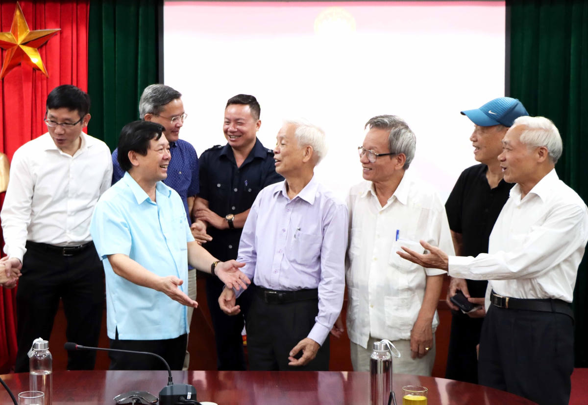 Phó Chủ tịch Nguyễn Hữu Dũng trao đổi bên lề cùng các đại biểu tham dự Hội thảo.