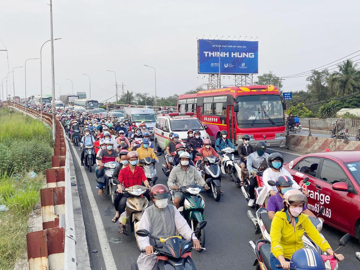 Đường bộ từ TP HCM  về Miền Tây đã quá tải.