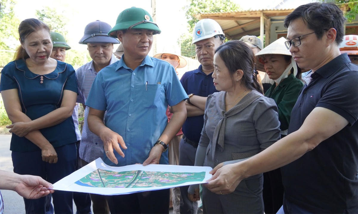 Liên quan đến vấn đề này, ngày 23/6, ông Võ Văn Hưng - Chủ tịch UBND tỉnh Quảng Trị cùng đoàn công tác UBND tỉnh đã có chuyến kiểm tra tiến độ dự án đường cao tốc Vạn Ninh - Cam Lộ đoạn qua địa bàn. Tại đây, ông Võ Văn Hưng Võ Văn Hưng đề nghị Ban quản lý dự án Đường Hồ Chí Minh phối hợp với huyện Vĩnh Linh công khai các phương án điều chỉnh tuyến đường gom, tuyến cầu vượt bằng thiết kế 3D và giải thích cho bà con hiểu rõ, việc điều chỉnh giải pháp thiết kế tuyến nhánh cầu vượt ngang Km 714+123 (khóm 5, thị trấn Bến Quan) là phương án đảm bảo hài hòa lợi ích chung của xã hội và người dân, tạo thuận lợi trong công tác GPMB đoạn tuyến và làm cơ sở triển khai các công việc tiếp theo. Ảnh: Phạm Mỹ Hạnh/quangtri.gov.vn.