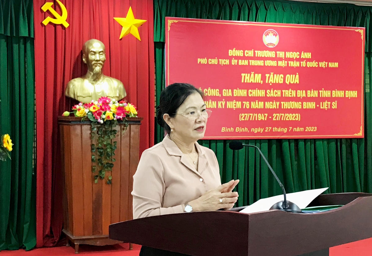 Phó Chủ tịch Trương Thị Ngọc Ánh phát biểu tri ân những gia đình liệt sĩ, thương binh, bệnh binh và những người có công tỉnh Bình Định.
