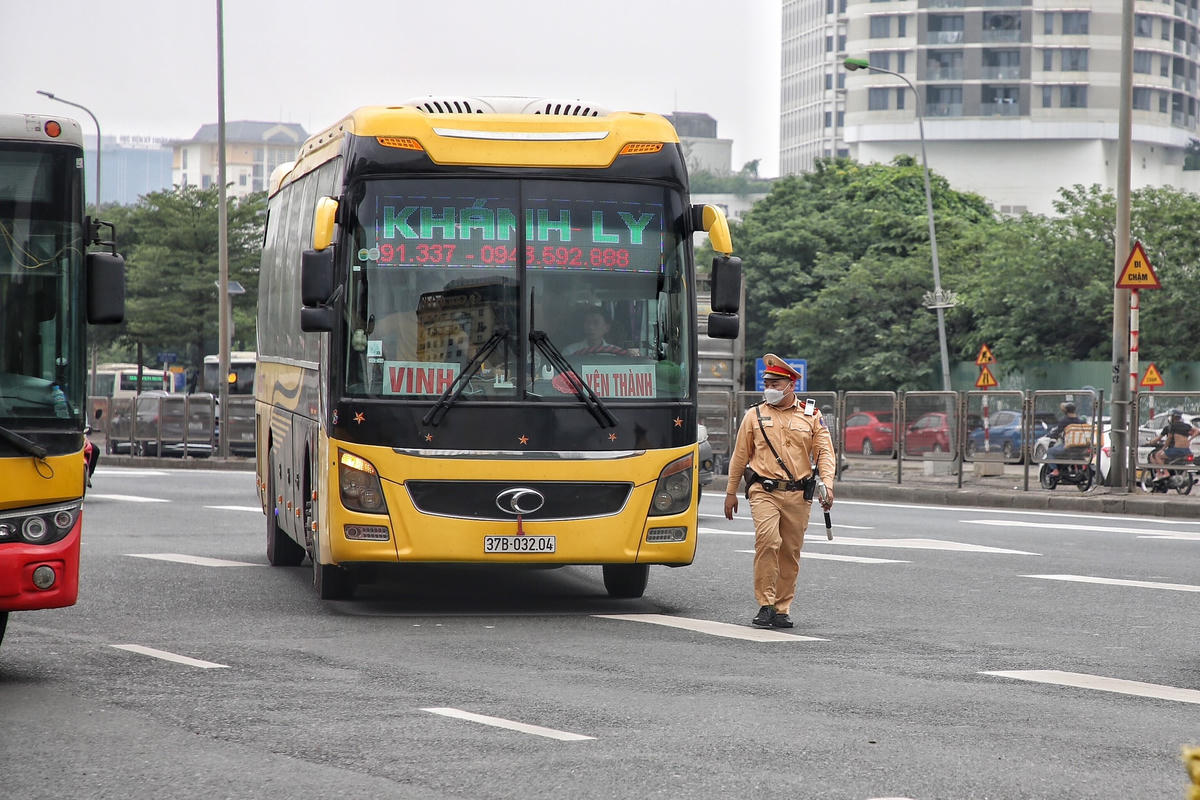 Các tài xế này đều chấp hành ký vào biên bản.