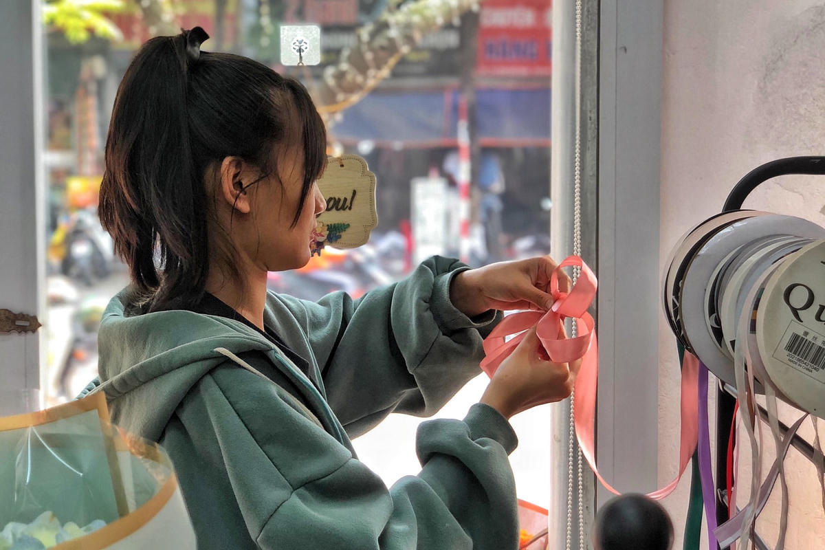 Theo chị Thương, chủ 1 cửa hàng hoa chia sẻ, thông thường cửa hàng hoa của chị sẽ dùng khoảng 2-3 kg nilon để bọc hoa mỗi ngày, nhưng vào những dịp lễ, tết, nhu cầu của khách hàng tăng cao cần tới khoảng 9-10 kg nilon.