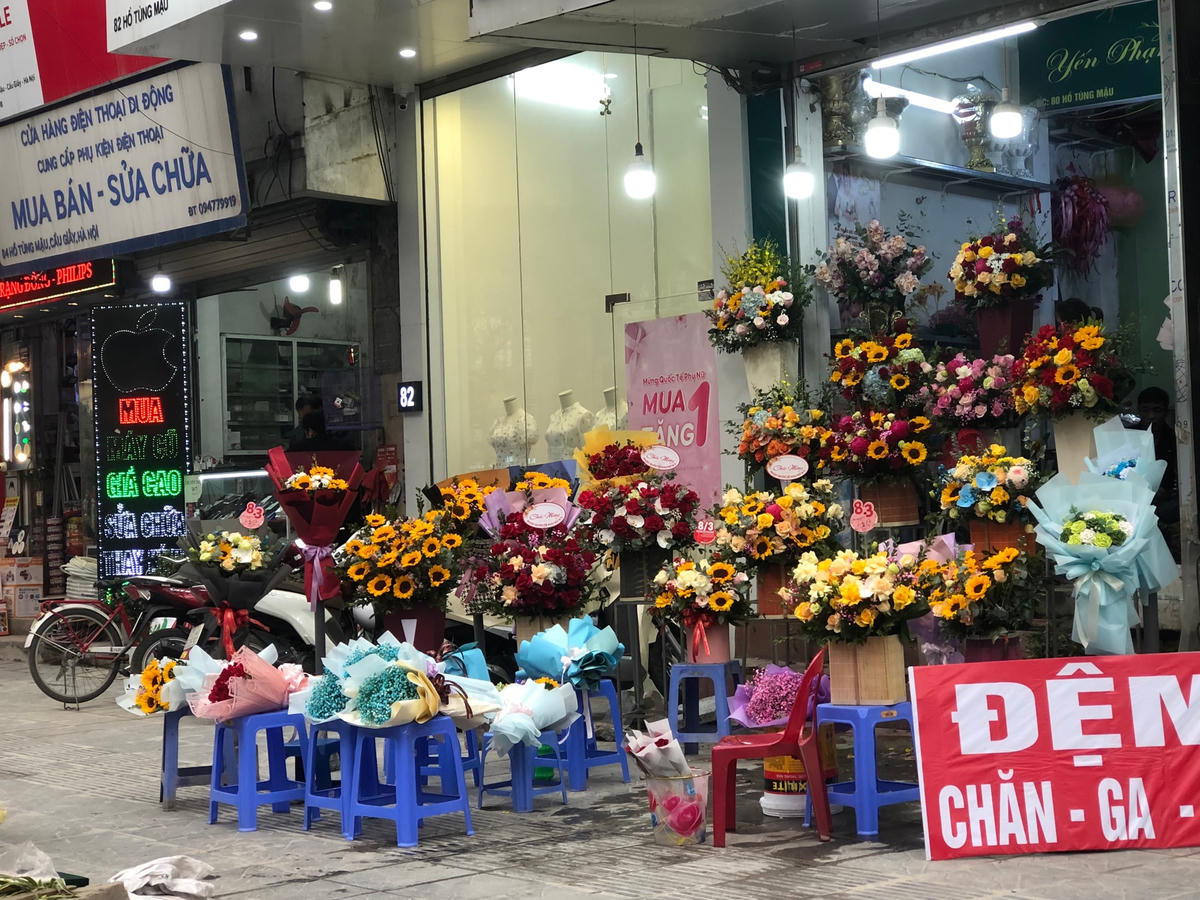 Vỉa hè tuyến đường Hồ Tùng Mậu vốn đã nhỏ hẹp, nay các hộ kinh doanh bày bán hoa chiếm dụng gần hết khiến người tham gia giao thông gặp nhiều khó khăn.