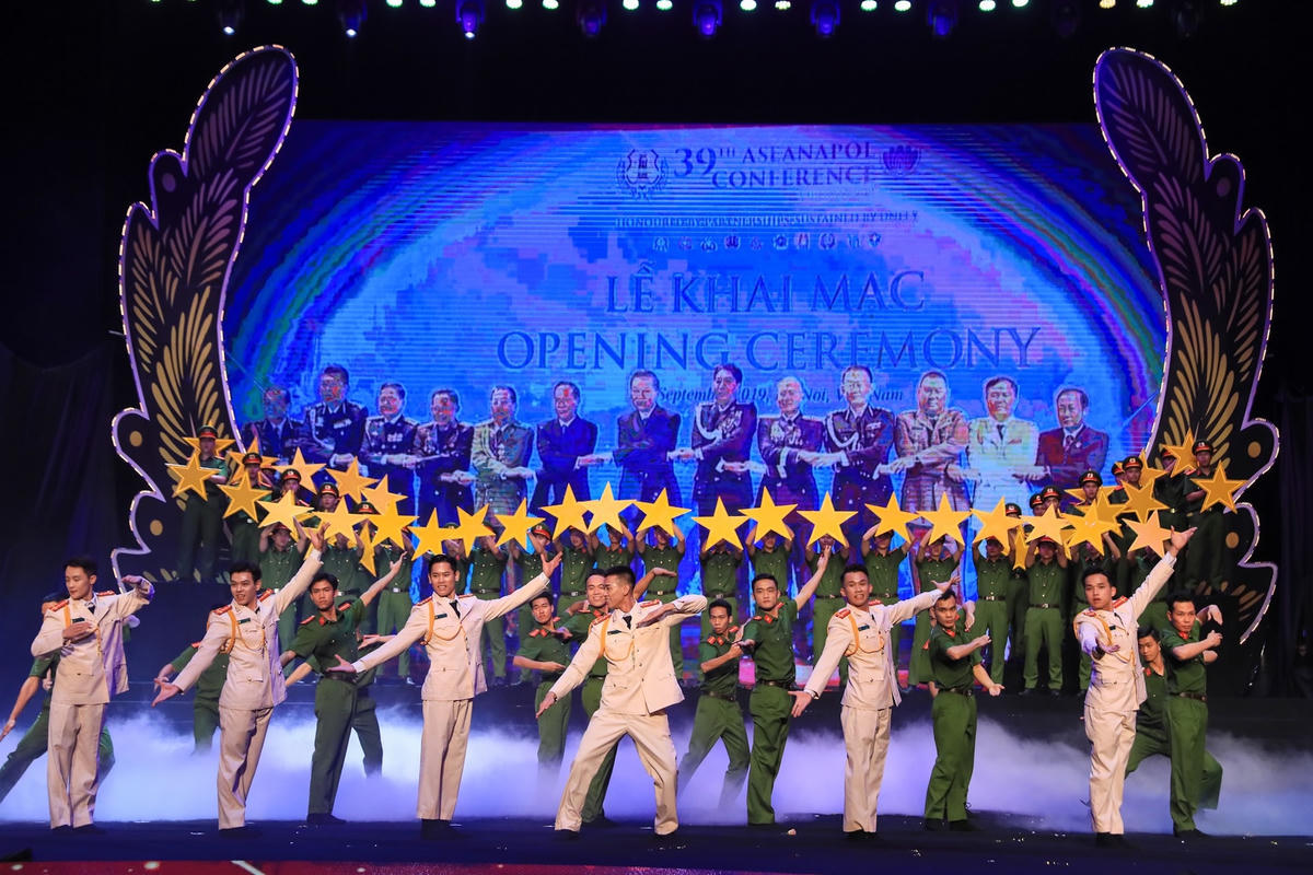 Chương trình nghệ thuật được thực hiện bởi Tổng đạo diễn Tuyết Minh.