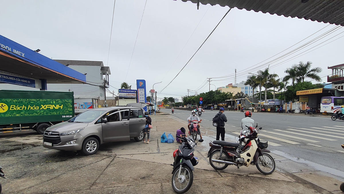 Taxi dù đón khách tại cây Xăng Châu Hưng, phường 8, TP Bạc Liêu.