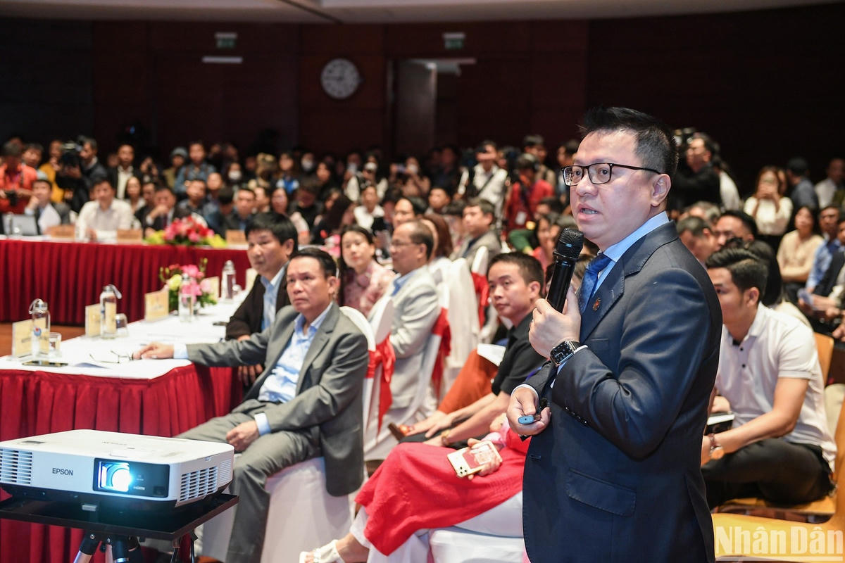 Thuyết trình về chủ đề “AI và quản trị sáng tạo nội dung trong tòa soạn – Xu hướng trên thế giới và định hướng ứng dụng tại Việt Nam”, nhà báo Lê Quốc Minh nhấn mạnh cần thiết phải đầu tư vào AI trong báo chí nhưng phải có sự kiểm soát.