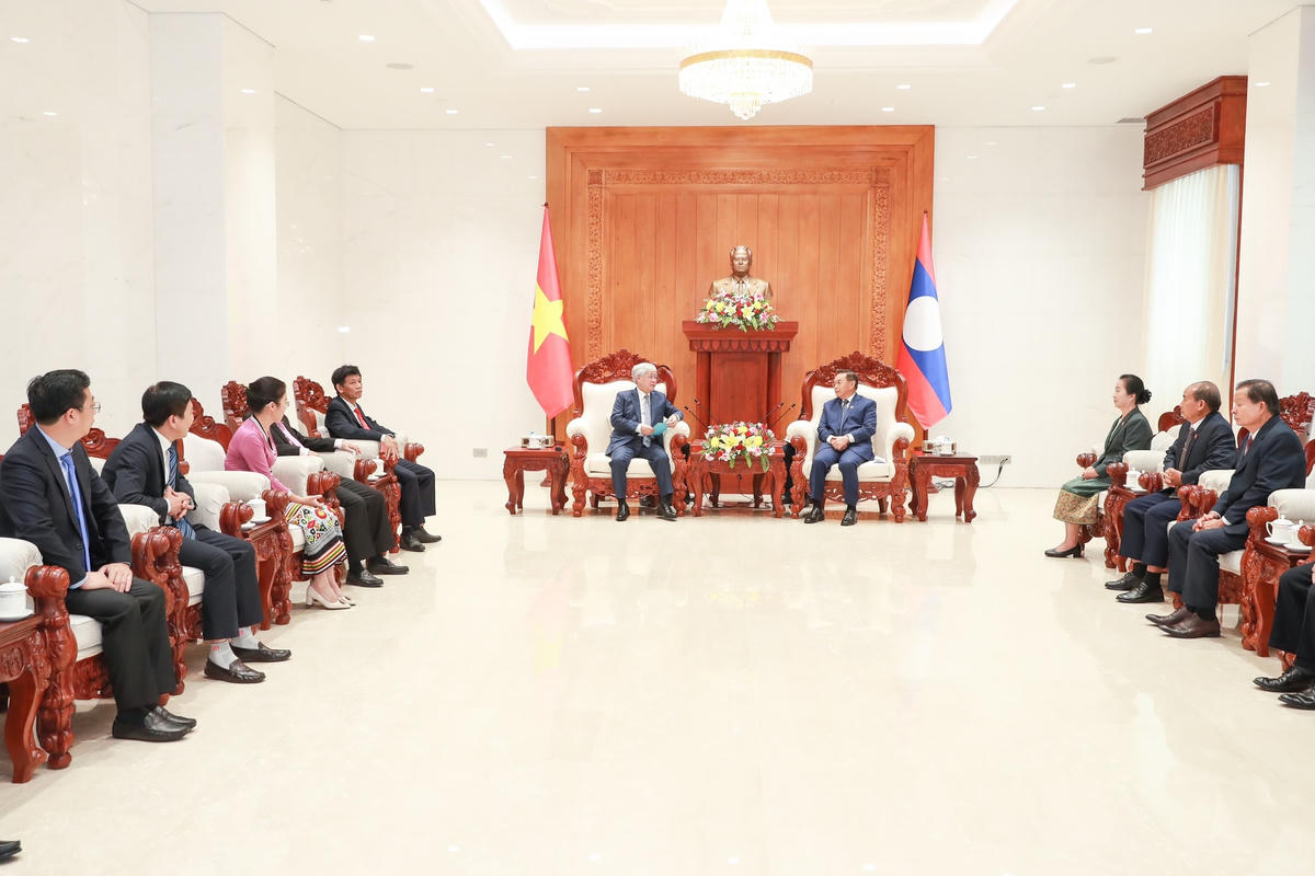 Bí thư Trung ương Đảng, Chủ tịch UBTƯ MTTQ Việt Nam Đỗ Văn Chiến chào xã giao Chủ tịch Quốc hội nước CHDCND Lào Xaysomphone Phomvihane. Ảnh: Quang Vinh.