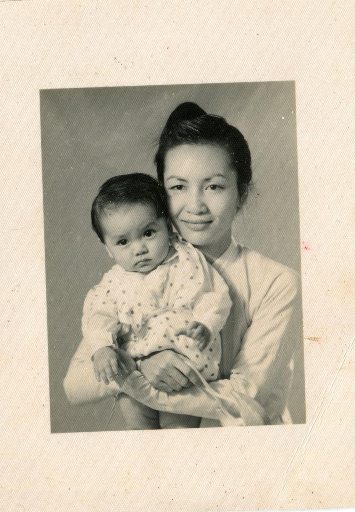 Cô giáo Thi bế con gái Lê Phương Liên lúc đó khoảng 6-7 tháng tuổi (năm 1951). Ảnh: NVCC.  