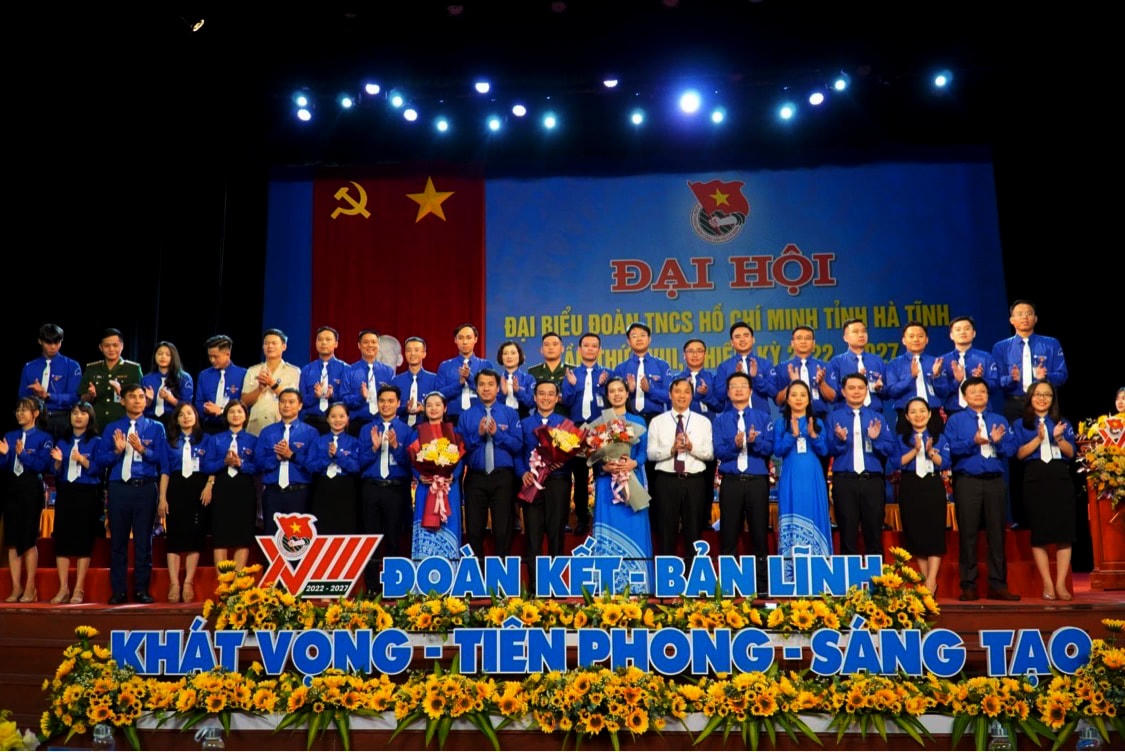 Bí thư Tỉnh ủy Hoàng Trung Dũng, Bí thư BCH Trung ương Đoàn Ngô Văn Cương tặng hoa chúc mừng Ban Chấp hành Tỉnh đoàn nhiệm kỳ mới và tân Bí thư Tỉnh đoàn Nguyễn Ny Hương.