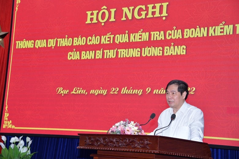 Ông Phan Xuân Thuỷ, Phó trưởng Ban Tuyên giáo Trung ương, Phó trưởng Đoàn Kiểm tra 546 đọc Báo cáo dự thảo kết quả kiểm tra của Đoàn Kiểm tra 546 của Ban Bí thư Trung ương đối với Ban Thường vụ Tỉnh uỷ Bạc Liêu.