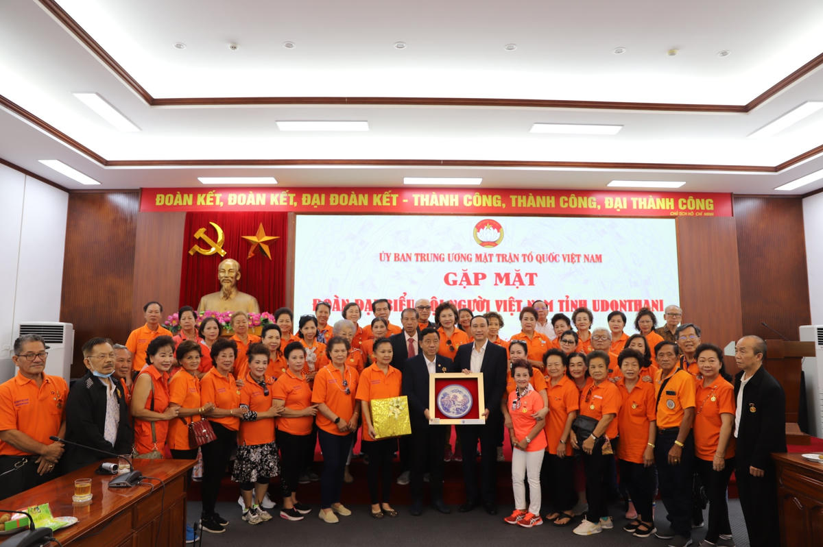 Phó Chủ tịch Phùng Khánh Tài chụp ảnh lưu niệm với Đoàn đại biểu Hội người Việt Nam tỉnh Udon Thani.