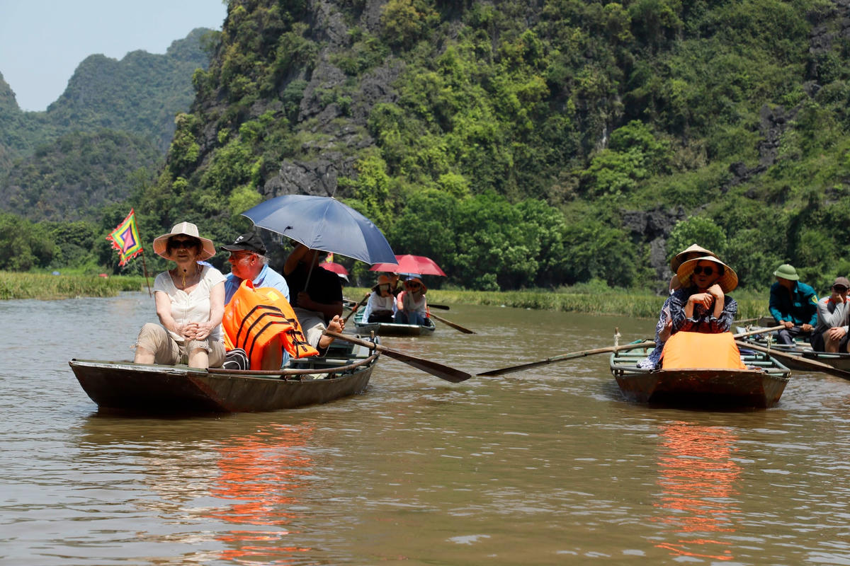 Du khách quốc tế trải nghiệm non nước Tràng An (Ninh Bình). Ảnh: Quang Vinh.  