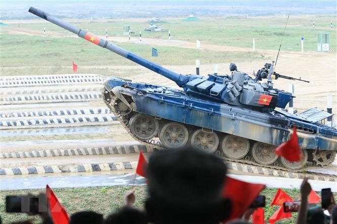 Kíp xe số 3 vượt vật cản cầu bật ở Army Games 2022. Ảnh: TTXVN.